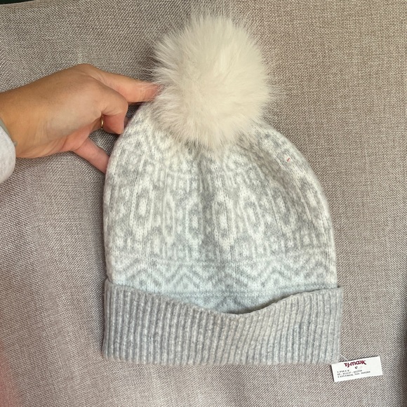 Rachel Zoe Light Gray Turtleneck Sweater and Beanie - Picture 5 of 6